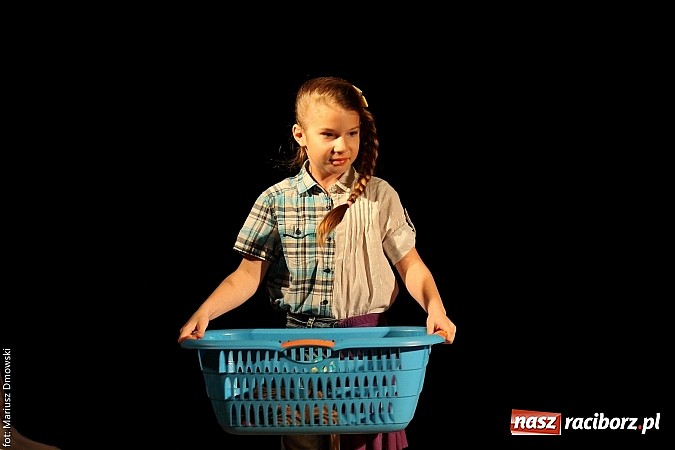 Zdjęcie w galerii na portalu naszraciborz.pl: Scena w Kuźni Raciborskiej pękała w szwach. 130 młodych aktorów na scenie MOKSiR wiadomości z regionu