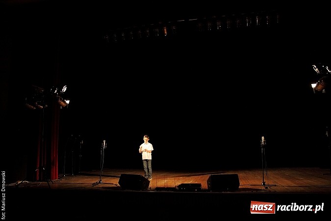 Zdjęcie w galerii na portalu naszraciborz.pl: Scena w Kuźni Raciborskiej pękała w szwach. 130 młodych aktorów na scenie MOKSiR wiadomości z regionu