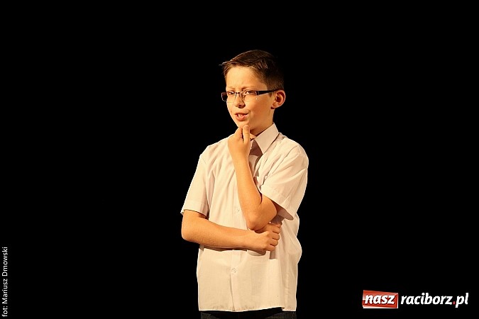 Zdjęcie w galerii na portalu naszraciborz.pl: Scena w Kuźni Raciborskiej pękała w szwach. 130 młodych aktorów na scenie MOKSiR wiadomości z regionu