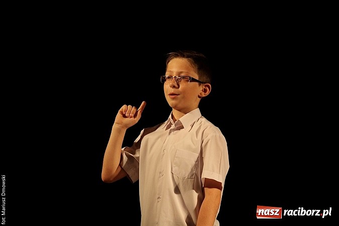 Zdjęcie w galerii na portalu naszraciborz.pl: Scena w Kuźni Raciborskiej pękała w szwach. 130 młodych aktorów na scenie MOKSiR wiadomości z regionu