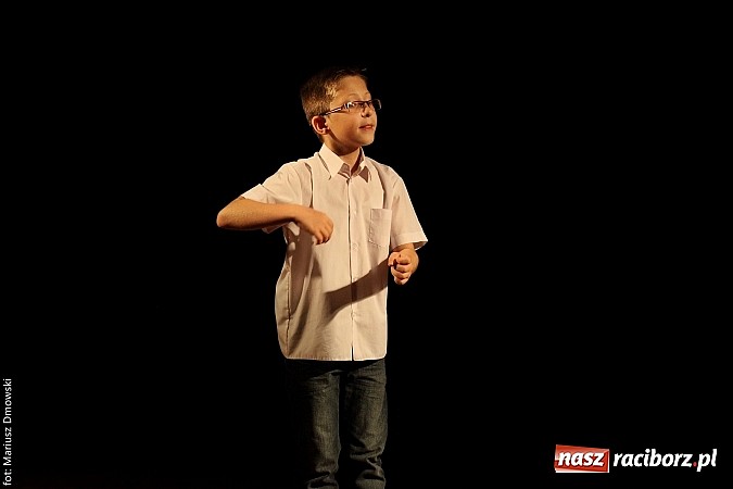 Zdjęcie w galerii na portalu naszraciborz.pl: Scena w Kuźni Raciborskiej pękała w szwach. 130 młodych aktorów na scenie MOKSiR wiadomości z regionu