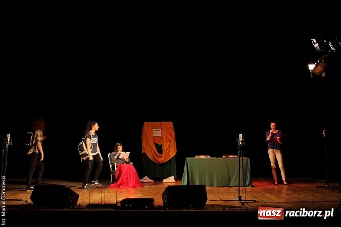 Zdjęcie w galerii na portalu naszraciborz.pl: Scena w Kuźni Raciborskiej pękała w szwach. 130 młodych aktorów na scenie MOKSiR wiadomości z regionu