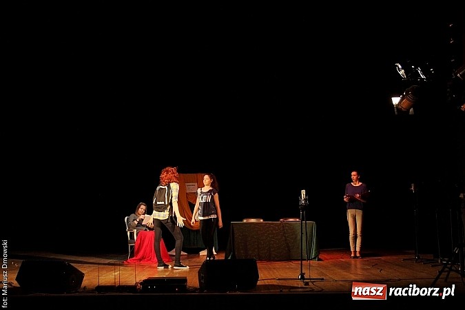 Zdjęcie w galerii na portalu naszraciborz.pl: Scena w Kuźni Raciborskiej pękała w szwach. 130 młodych aktorów na scenie MOKSiR wiadomości z regionu