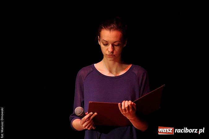 Zdjęcie w galerii na portalu naszraciborz.pl: Scena w Kuźni Raciborskiej pękała w szwach. 130 młodych aktorów na scenie MOKSiR wiadomości z regionu