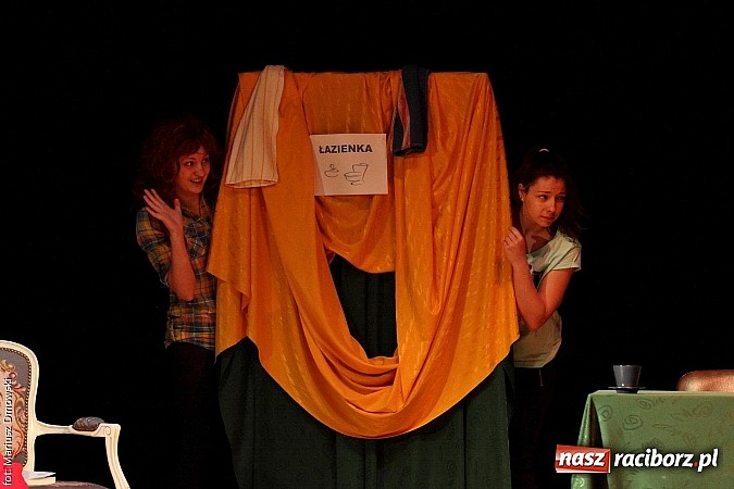 Zdjęcie w galerii na portalu naszraciborz.pl: Scena w Kuźni Raciborskiej pękała w szwach. 130 młodych aktorów na scenie MOKSiR wiadomości z regionu