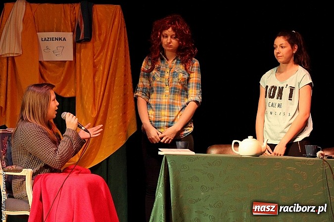 Zdjęcie w galerii na portalu naszraciborz.pl: Scena w Kuźni Raciborskiej pękała w szwach. 130 młodych aktorów na scenie MOKSiR wiadomości z regionu