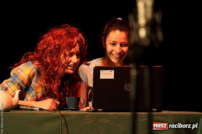 Zdjęcie w galerii na portalu naszraciborz.pl: Scena w Kuźni Raciborskiej pękała w szwach. 130 młodych aktorów na scenie MOKSiR wiadomości z regionu