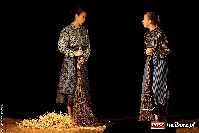 Zdjęcie w galerii na portalu naszraciborz.pl: Scena w Kuźni Raciborskiej pękała w szwach. 130 młodych aktorów na scenie MOKSiR wiadomości z regionu