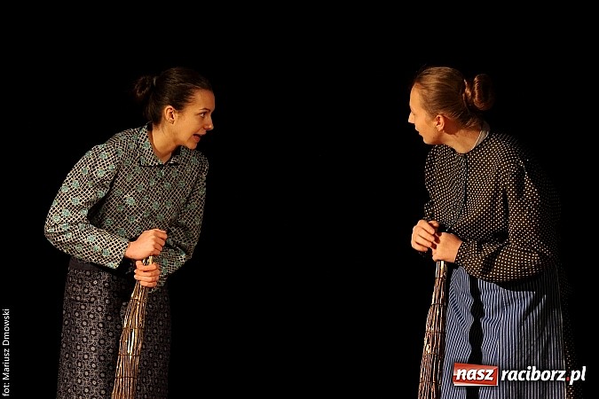 Zdjęcie w galerii na portalu naszraciborz.pl: Scena w Kuźni Raciborskiej pękała w szwach. 130 młodych aktorów na scenie MOKSiR wiadomości z regionu