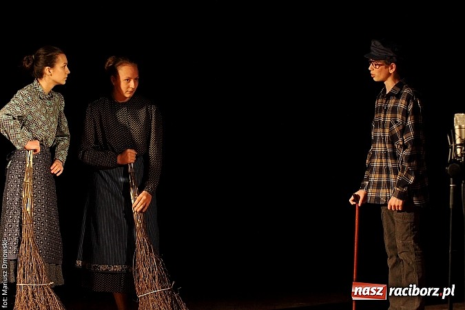 Zdjęcie w galerii na portalu naszraciborz.pl: Scena w Kuźni Raciborskiej pękała w szwach. 130 młodych aktorów na scenie MOKSiR wiadomości z regionu