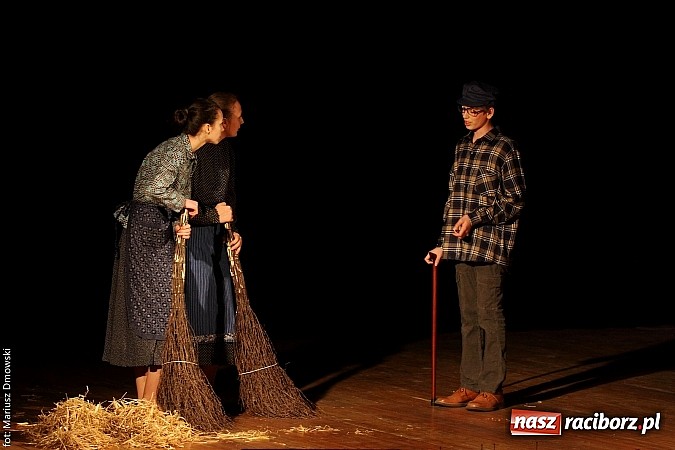 Zdjęcie w galerii na portalu naszraciborz.pl: Scena w Kuźni Raciborskiej pękała w szwach. 130 młodych aktorów na scenie MOKSiR wiadomości z regionu