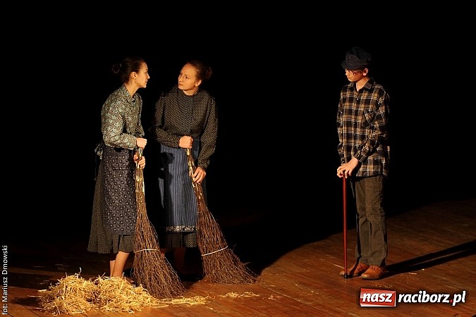 Zdjęcie w galerii na portalu naszraciborz.pl: Scena w Kuźni Raciborskiej pękała w szwach. 130 młodych aktorów na scenie MOKSiR wiadomości z regionu