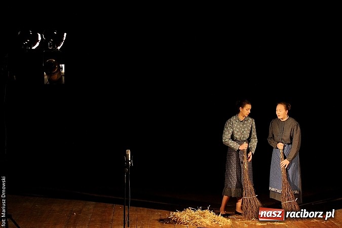 Zdjęcie w galerii na portalu naszraciborz.pl: Scena w Kuźni Raciborskiej pękała w szwach. 130 młodych aktorów na scenie MOKSiR wiadomości z regionu