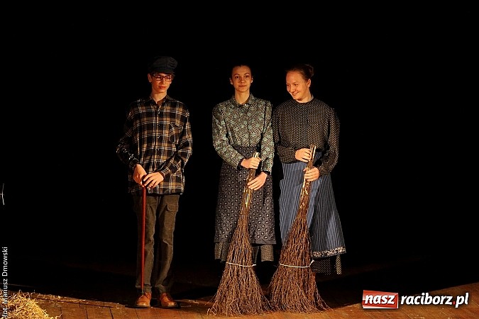 Zdjęcie w galerii na portalu naszraciborz.pl: Scena w Kuźni Raciborskiej pękała w szwach. 130 młodych aktorów na scenie MOKSiR wiadomości z regionu