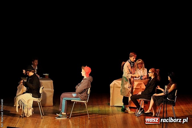 Zdjęcie w galerii na portalu naszraciborz.pl: Scena w Kuźni Raciborskiej pękała w szwach. 130 młodych aktorów na scenie MOKSiR wiadomości z regionu