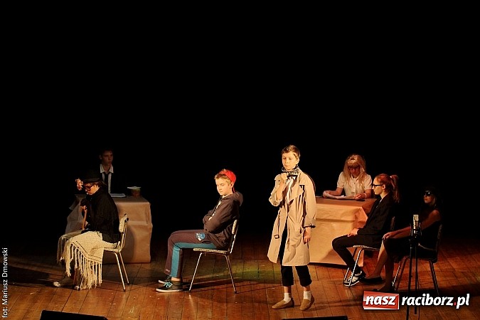 Zdjęcie w galerii na portalu naszraciborz.pl: Scena w Kuźni Raciborskiej pękała w szwach. 130 młodych aktorów na scenie MOKSiR wiadomości z regionu