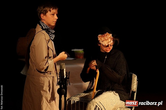 Zdjęcie w galerii na portalu naszraciborz.pl: Scena w Kuźni Raciborskiej pękała w szwach. 130 młodych aktorów na scenie MOKSiR wiadomości z regionu