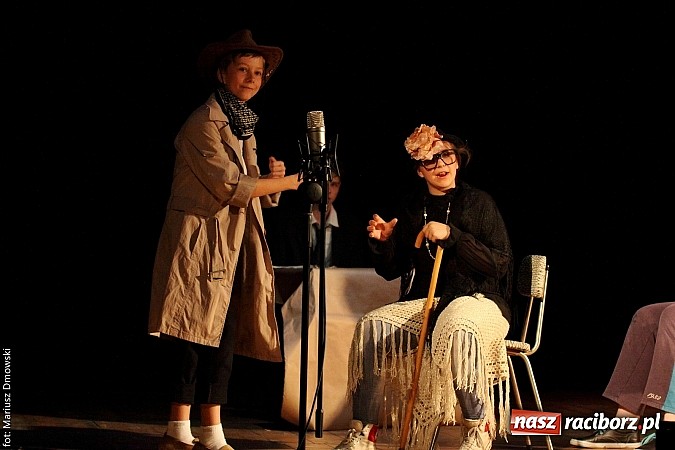 Zdjęcie w galerii na portalu naszraciborz.pl: Scena w Kuźni Raciborskiej pękała w szwach. 130 młodych aktorów na scenie MOKSiR wiadomości z regionu