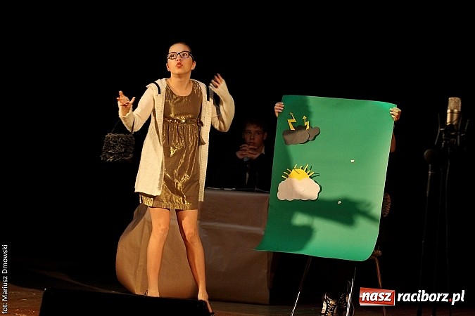 Zdjęcie w galerii na portalu naszraciborz.pl: Scena w Kuźni Raciborskiej pękała w szwach. 130 młodych aktorów na scenie MOKSiR wiadomości z regionu