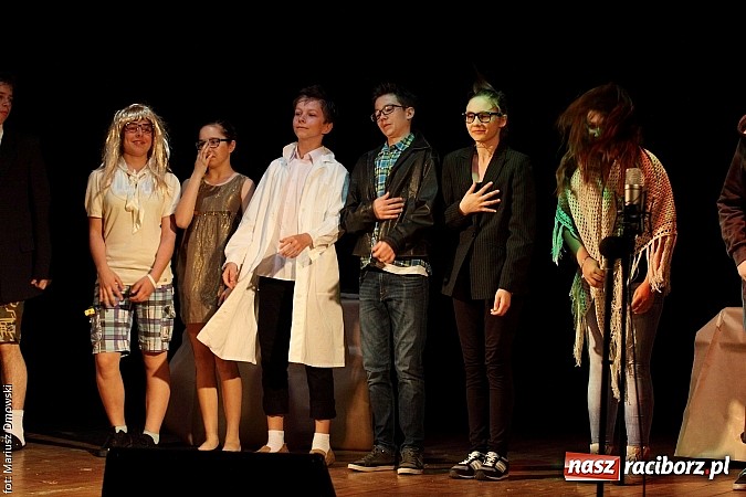 Zdjęcie w galerii na portalu naszraciborz.pl: Scena w Kuźni Raciborskiej pękała w szwach. 130 młodych aktorów na scenie MOKSiR wiadomości z regionu