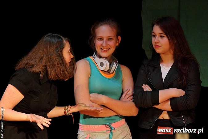 Zdjęcie w galerii na portalu naszraciborz.pl: Scena w Kuźni Raciborskiej pękała w szwach. 130 młodych aktorów na scenie MOKSiR wiadomości z regionu