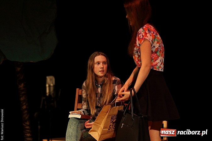 Zdjęcie w galerii na portalu naszraciborz.pl: Scena w Kuźni Raciborskiej pękała w szwach. 130 młodych aktorów na scenie MOKSiR wiadomości z regionu