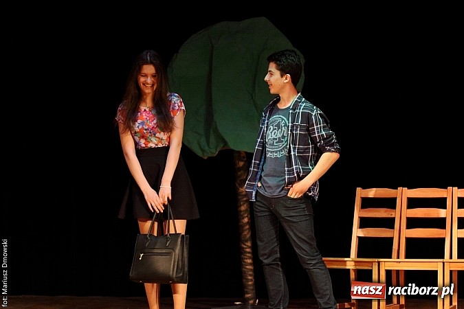 Zdjęcie w galerii na portalu naszraciborz.pl: Scena w Kuźni Raciborskiej pękała w szwach. 130 młodych aktorów na scenie MOKSiR wiadomości z regionu