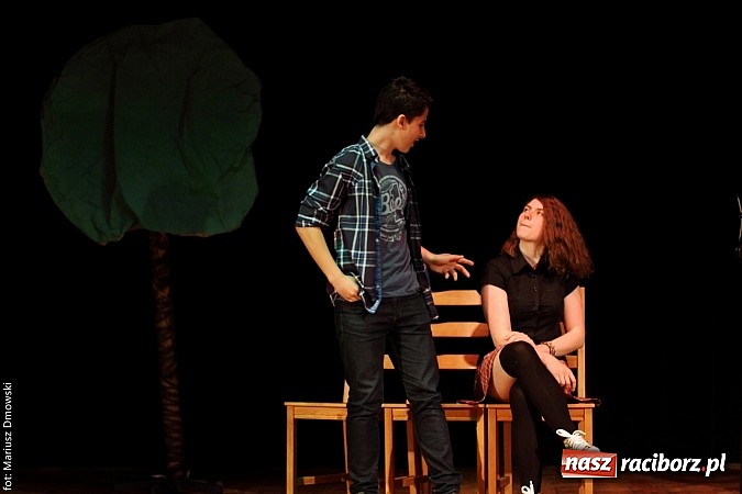 Zdjęcie w galerii na portalu naszraciborz.pl: Scena w Kuźni Raciborskiej pękała w szwach. 130 młodych aktorów na scenie MOKSiR wiadomości z regionu