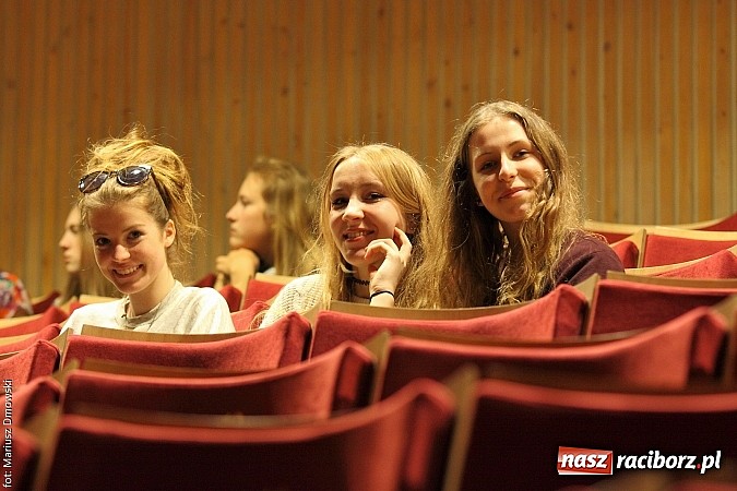 Zdjęcie w galerii na portalu naszraciborz.pl: Scena w Kuźni Raciborskiej pękała w szwach. 130 młodych aktorów na scenie MOKSiR wiadomości z regionu