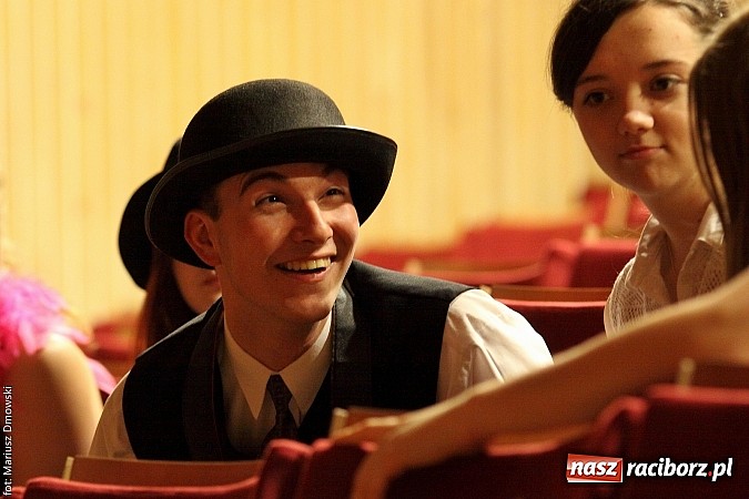 Zdjęcie w galerii na portalu naszraciborz.pl: Scena w Kuźni Raciborskiej pękała w szwach. 130 młodych aktorów na scenie MOKSiR wiadomości z regionu