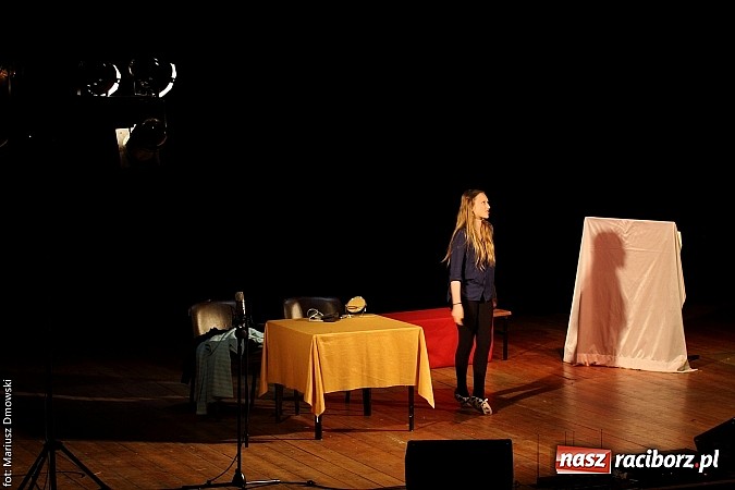 Zdjęcie w galerii na portalu naszraciborz.pl: Scena w Kuźni Raciborskiej pękała w szwach. 130 młodych aktorów na scenie MOKSiR wiadomości z regionu