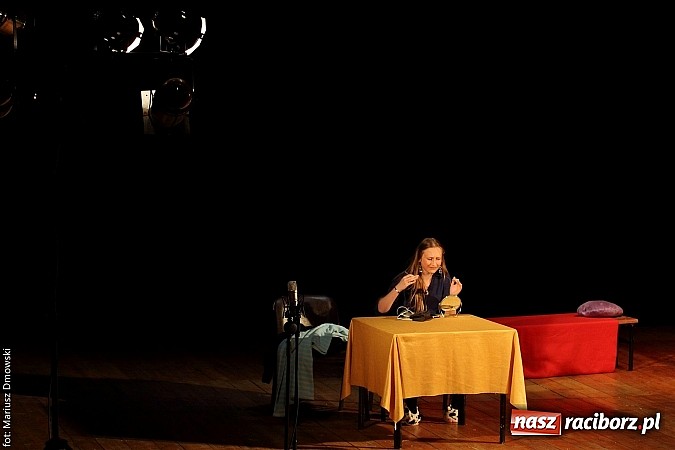 Zdjęcie w galerii na portalu naszraciborz.pl: Scena w Kuźni Raciborskiej pękała w szwach. 130 młodych aktorów na scenie MOKSiR wiadomości z regionu