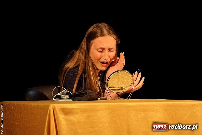 Zdjęcie w galerii na portalu naszraciborz.pl: Scena w Kuźni Raciborskiej pękała w szwach. 130 młodych aktorów na scenie MOKSiR wiadomości z regionu