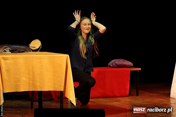 Zdjęcie w galerii na portalu naszraciborz.pl: Scena w Kuźni Raciborskiej pękała w szwach. 130 młodych aktorów na scenie MOKSiR wiadomości z regionu