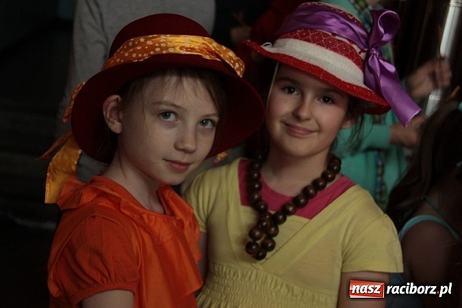 Zdjęcie w galerii na portalu naszraciborz.pl: Scena w Kuźni Raciborskiej pękała w szwach. 130 młodych aktorów na scenie MOKSiR wiadomości z regionu