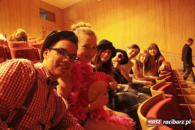 Zdjęcie w galerii na portalu naszraciborz.pl: Scena w Kuźni Raciborskiej pękała w szwach. 130 młodych aktorów na scenie MOKSiR wiadomości z regionu