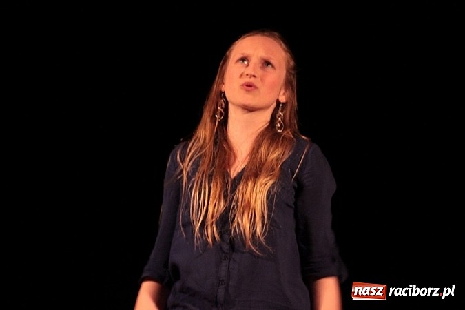 Zdjęcie w galerii na portalu naszraciborz.pl: Scena w Kuźni Raciborskiej pękała w szwach. 130 młodych aktorów na scenie MOKSiR wiadomości z regionu