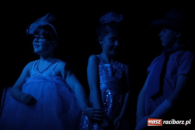 Zdjęcie w galerii na portalu naszraciborz.pl: Scena w Kuźni Raciborskiej pękała w szwach. 130 młodych aktorów na scenie MOKSiR wiadomości z regionu