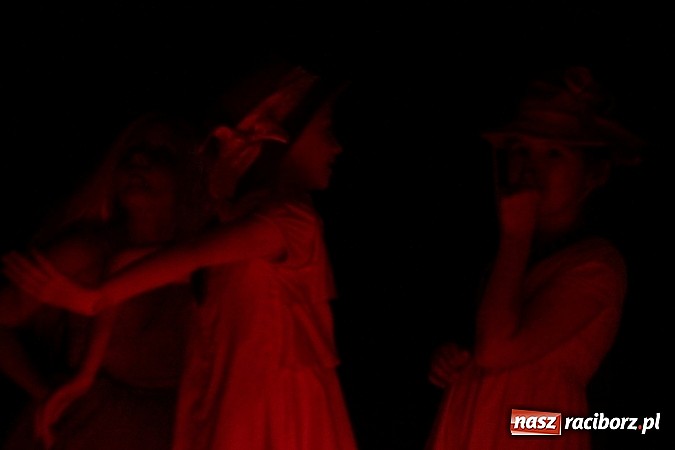 Zdjęcie w galerii na portalu naszraciborz.pl: Scena w Kuźni Raciborskiej pękała w szwach. 130 młodych aktorów na scenie MOKSiR wiadomości z regionu