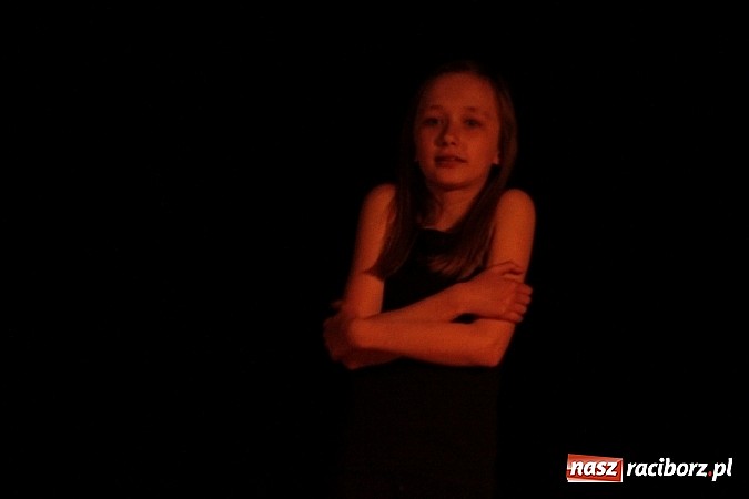 Zdjęcie w galerii na portalu naszraciborz.pl: Scena w Kuźni Raciborskiej pękała w szwach. 130 młodych aktorów na scenie MOKSiR wiadomości z regionu