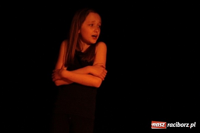 Zdjęcie w galerii na portalu naszraciborz.pl: Scena w Kuźni Raciborskiej pękała w szwach. 130 młodych aktorów na scenie MOKSiR wiadomości z regionu