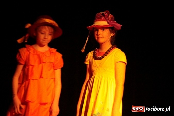 Zdjęcie w galerii na portalu naszraciborz.pl: Scena w Kuźni Raciborskiej pękała w szwach. 130 młodych aktorów na scenie MOKSiR wiadomości z regionu