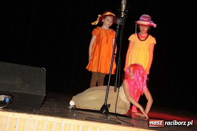 Zdjęcie w galerii na portalu naszraciborz.pl: Scena w Kuźni Raciborskiej pękała w szwach. 130 młodych aktorów na scenie MOKSiR wiadomości z regionu