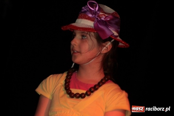 Zdjęcie w galerii na portalu naszraciborz.pl: Scena w Kuźni Raciborskiej pękała w szwach. 130 młodych aktorów na scenie MOKSiR wiadomości z regionu