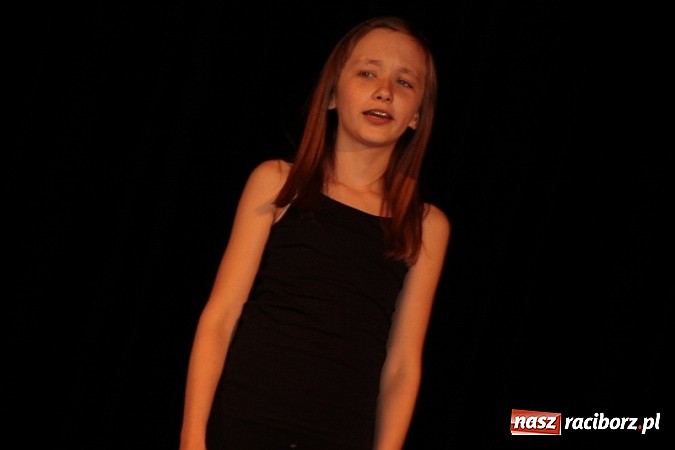 Zdjęcie w galerii na portalu naszraciborz.pl: Scena w Kuźni Raciborskiej pękała w szwach. 130 młodych aktorów na scenie MOKSiR wiadomości z regionu