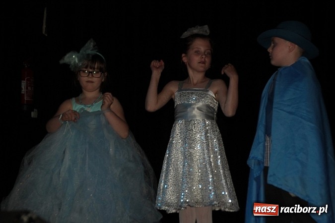 Zdjęcie w galerii na portalu naszraciborz.pl: Scena w Kuźni Raciborskiej pękała w szwach. 130 młodych aktorów na scenie MOKSiR wiadomości z regionu