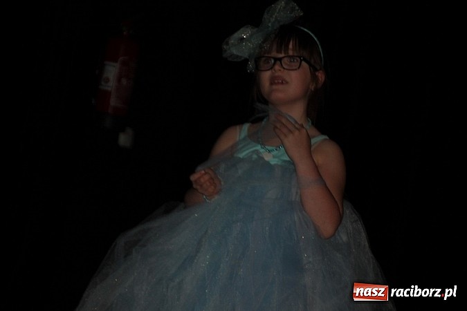 Zdjęcie w galerii na portalu naszraciborz.pl: Scena w Kuźni Raciborskiej pękała w szwach. 130 młodych aktorów na scenie MOKSiR wiadomości z regionu