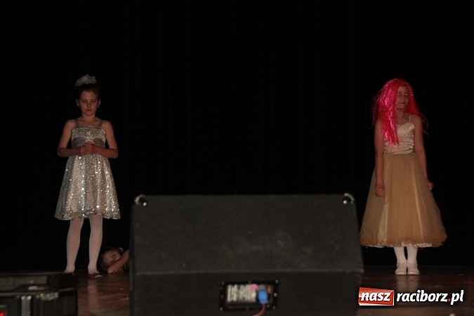 Zdjęcie w galerii na portalu naszraciborz.pl: Scena w Kuźni Raciborskiej pękała w szwach. 130 młodych aktorów na scenie MOKSiR wiadomości z regionu