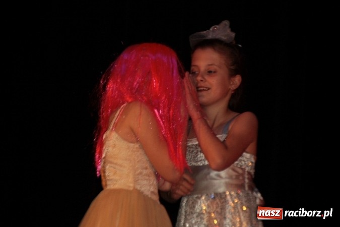 Zdjęcie w galerii na portalu naszraciborz.pl: Scena w Kuźni Raciborskiej pękała w szwach. 130 młodych aktorów na scenie MOKSiR wiadomości z regionu