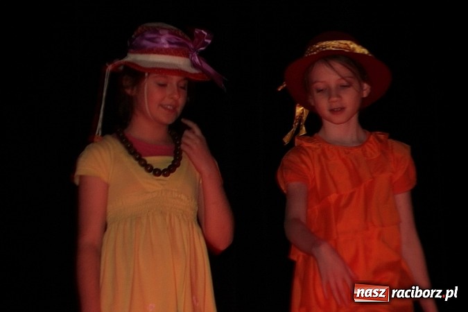 Zdjęcie w galerii na portalu naszraciborz.pl: Scena w Kuźni Raciborskiej pękała w szwach. 130 młodych aktorów na scenie MOKSiR wiadomości z regionu